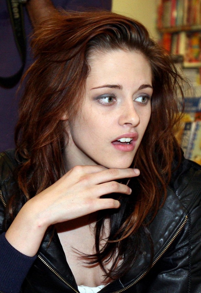 20 Outstanding Pictures of Actress Kristen Stewart - YusraBlog.com